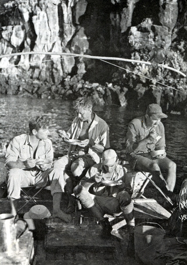 Завтрак на борту 'Одина'. Справа налево: Мигель Кастро, Георг Тайлакер, Хай ни Зилъман, Эйбль-Эй бесфельдт